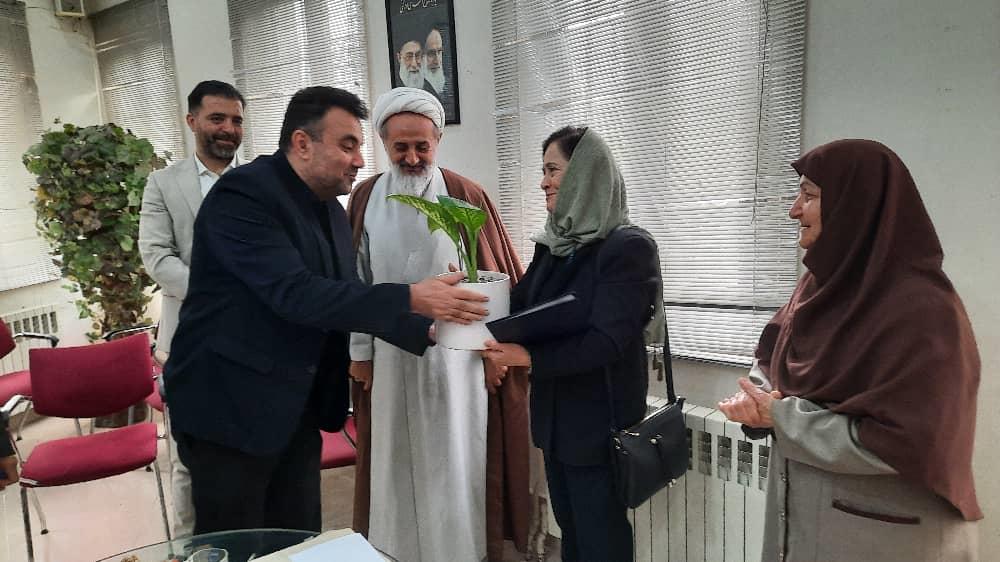 تجلیل از مدیر کانون بازنشستگان علوم پزشکی استان گلستان