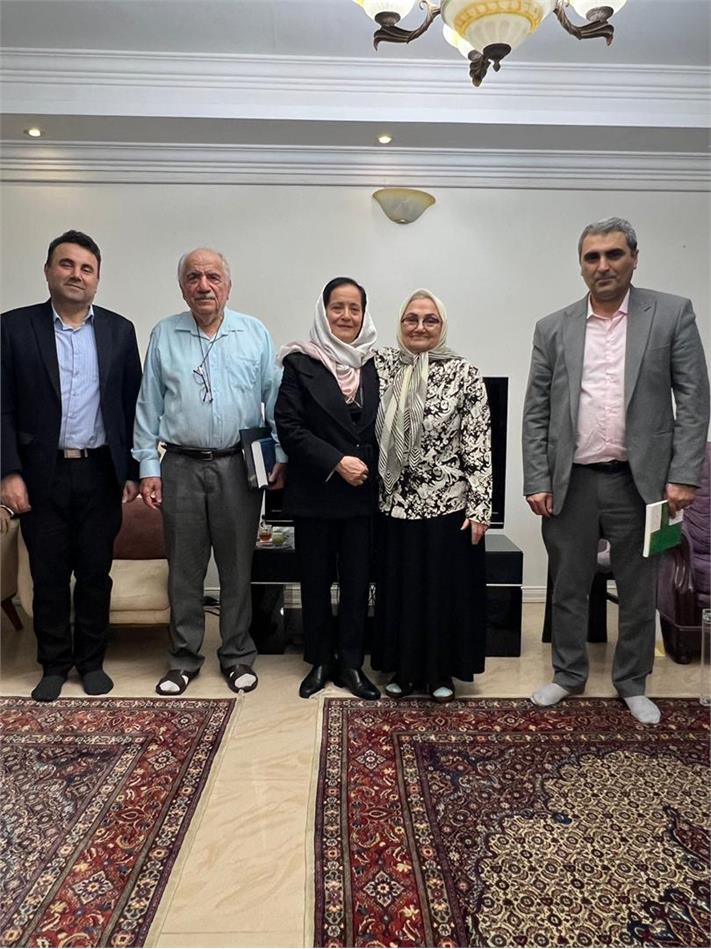 عیادت مدیر صندوق بازنشستگی از خانواده زوج بازنشسته
