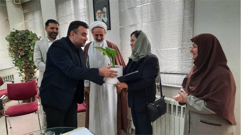 تجلیل از مدیر کانون بازنشستگان علوم پزشکی استان گلستان